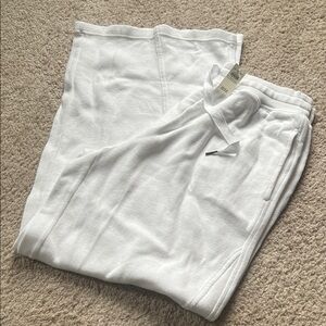 BNWT Aerie White Women’s Sweatpants